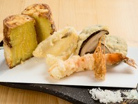 素材本来の旨みや食感を活かした、絶妙な揚げ加減が秀逸な『天ぷら5種盛り合わせ』