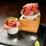 店主の一番のオススメがこちら。地元の酒粕と3種の麹味噌を合わせてお肉を漬けた、こだわりの一品です。厚切りと薄切りの食感の違いや、甘みが強い岩塩と塩味が強い岩手産の「のだ塩」の違いを楽しんでみては。