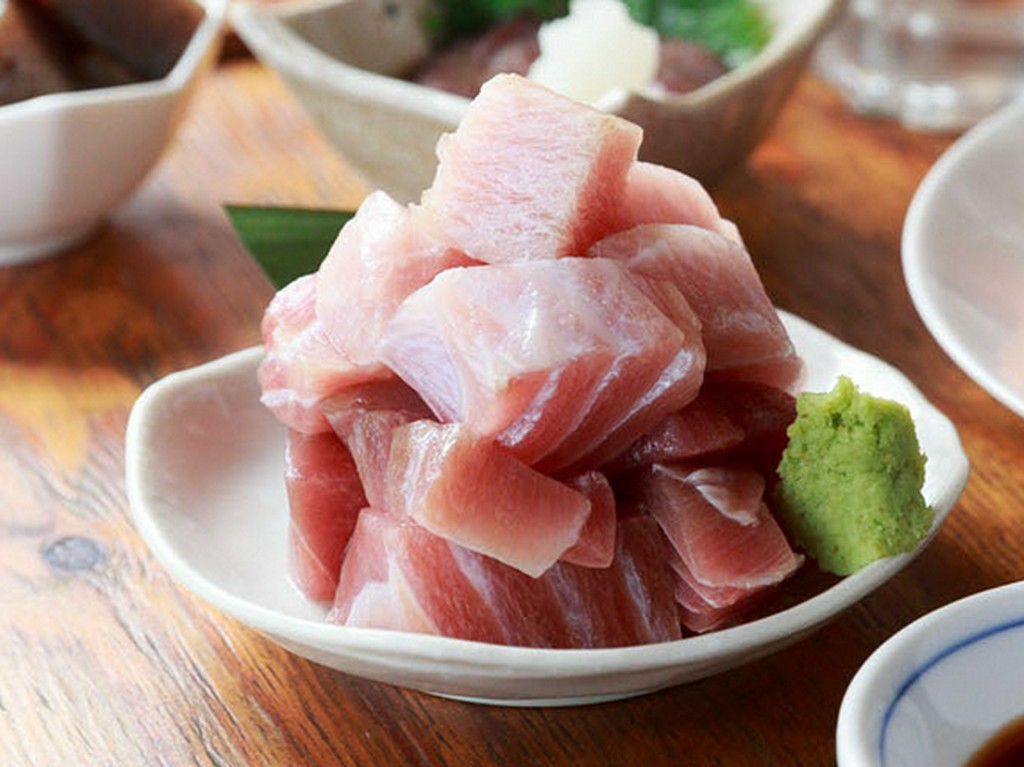リーズナブルでボリューム満点！　大満足の『山盛マグロぶつ切り』