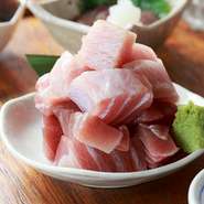 築地の魚店から毎日仕入れている新鮮なマグロのぶつ切りを、これでもかというくらい山盛にした人気メニュー。一人では食べきれないほどのボリュームでお得です。赤身を中心にどんな部位が入るかはその日のお楽しみ。