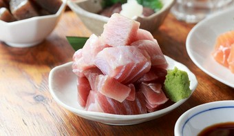 リーズナブルでボリューム満点！　大満足の『山盛マグロぶつ切り』