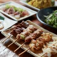 その日の朝に〆た鮮度抜群の鶏を厳選し、備長炭を使って絶妙な焼き加減で仕上げています。その日オススメの部位が5本盛り合わせになっており、炭の香りも楽しい一皿です。タレや塩など好みの味付けで召し上がれ。