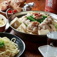 その日の朝仕入れた新鮮な牛の小腸をふんだんに使用し、もつのプリプリとした食感を堪能できると人気の『もつ鍋』。鶏だしと鰹だしを使った自家製ダブルスープに野菜もたっぷり入り、〆にちゃんぽんも楽しめます。