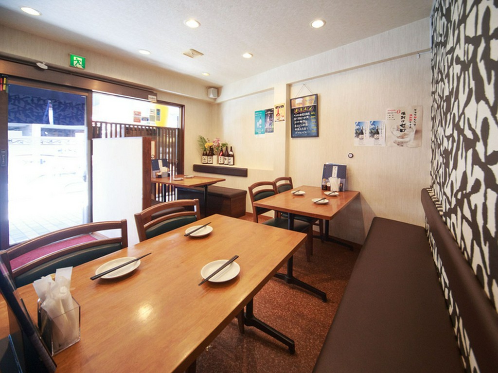 平日は仕事帰りの会社員、週末は家族連れでにぎわう店