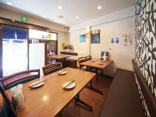 平日は仕事帰りの会社員、週末は家族連れでにぎわう店