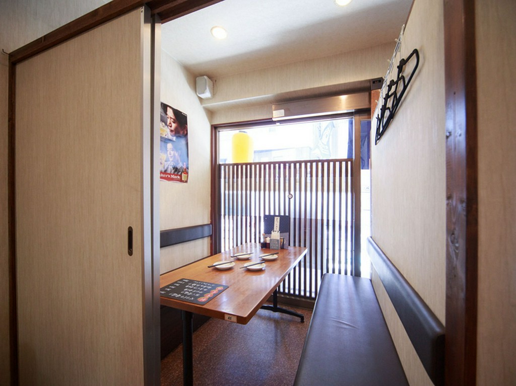 くつろげるソファー席の完全個室。記念日の食事や接待にオススメ