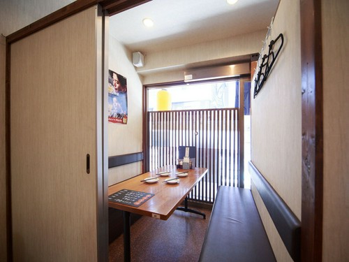 くつろげるソファー席の完全個室。記念日の食事や接待にオススメ