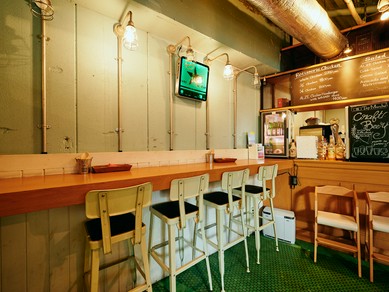 カウンター席は一人飲みにも◎