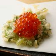 気軽に食べやすいのが【かぐら】の天ぷらメニューの魅力。新鮮なイクラのおいしさをそのままに、大葉の天ぷらと共に味わえます。塩は、岩塩・柚子・わさび・梅・抹茶・カレーの6種類が用意されているのでお好みで。