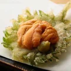 食感のギャップと濃厚なウニの旨みを堪能『ウニのカナッペ（1ケ）』