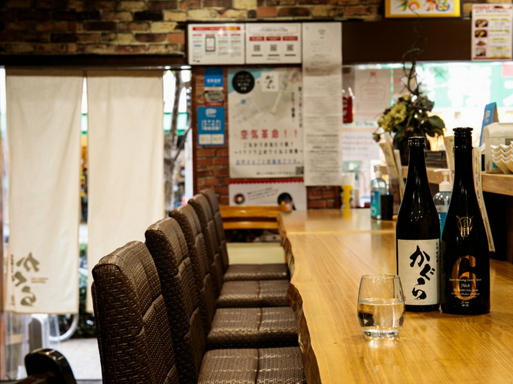 一人飲みに最適。ふらりと立ち寄れるカウンター席
