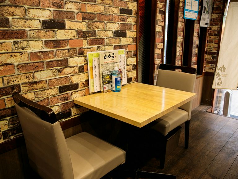 レンガ調の壁が温かみのある居心地のよい空間を演出