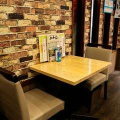 レンガ調の壁が温かみのある居心地のよい空間を演出