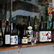 厳選した季節毎の日本酒約80種類。半合390円均一で提供