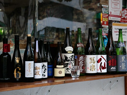 厳選した季節毎の日本酒約80種類。半合390円均一で提供
