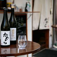 立ち飲みで思い思いの時間を過ごせる、オープンスペース