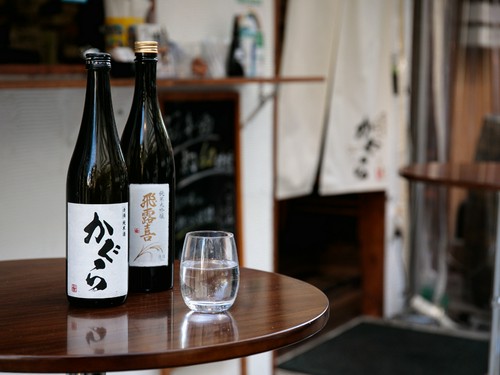 立ち飲みで思い思いの時間を過ごせる、オープンスペース