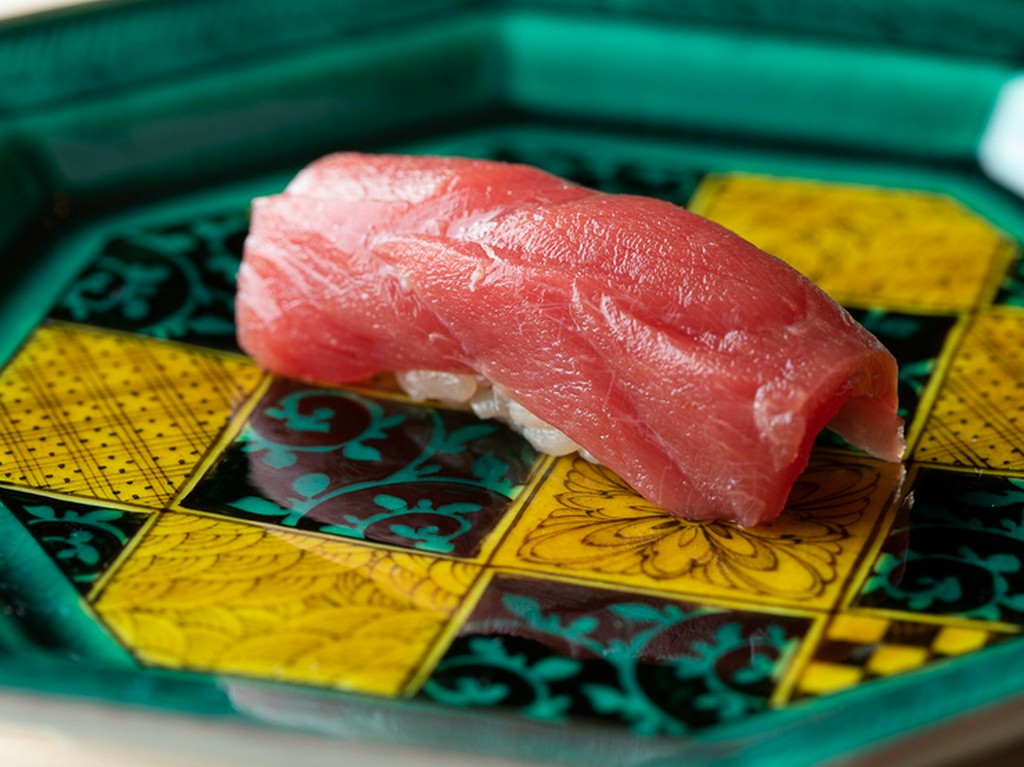 豊洲や全国各地から仕入れる、鮮度抜群の「魚」がズラリ