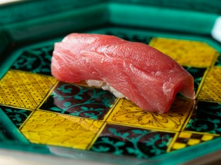 豊洲や全国各地から仕入れる、鮮度抜群の「魚」がズラリ