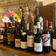 フランスをはじめ、世界各国のワインを料理に合わせてセレクト。赤、白、スパークリング、それぞれに個性豊かで、自然派ワインも取り揃えています。1階では、ワンコインで気軽に飲めるワインも用意。