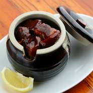 料理人歴約30年のハイシェフ秘伝の甘辛タレに漬け込まれ、箸でつまむだけで崩れおちそうなくらい柔らかく煮込まれた豚肉。濃厚な見た目とは裏腹に後味はさっぱりとしており、いくつでも食べてしまえるおいしさです。