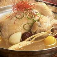 健康にうれしい生薬を5種使った『参鶏湯』。国産鶏のおいしさを栄養を十分に引き出すため、じっくりと煮込んであります。栄養たっぷりのスパイシーなスープとプルプルの鶏肉で体を内から温めます。