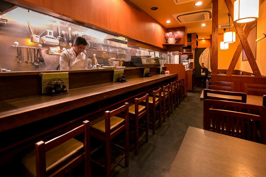 アルコール片手に旬の料理を堪能、気ままに楽しめるカウンター席