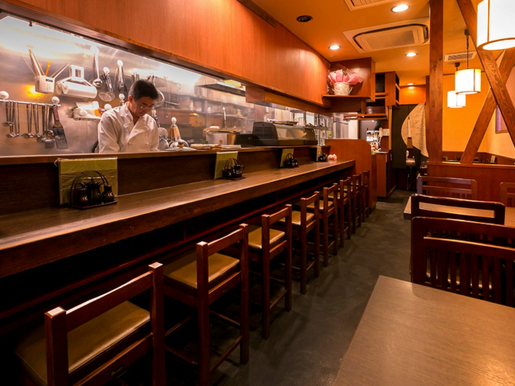 アルコール片手に旬の料理を堪能、気ままに楽しめるカウンター席