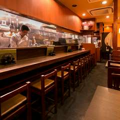 アルコール片手に旬の料理を堪能、気ままに楽しめるカウンター席