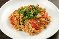 トマトと卵を炒めたシンプルな料理。秘伝の調味料を加えることで、少し甘めな味わいに仕上げられています。