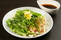 ポン酢とごま油を使った自家製ドレッシングでいただきます。ポン酢の酸味とごま油の風味がバランスよく、食欲をそそられる一品。