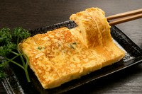 かつお出汁と小葱をたっぷり入れた巻かない卵焼き。箸で持つと切れてしまうほど、フワフワに仕上げられています。優しい甘さを感じられる一品です。