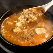 オリジナルの鶏ガラスープが使われた麻婆豆腐。香り豊かな中国の花椒と国内産の山椒を合わせることで、痺れるような辛みとともに爽やかな香りが一気に押し寄せてきます。唐辛子の辛さは5段階から調整が可能です。