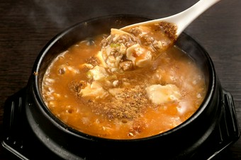 花椒など3種類の山椒をブレンドして使用。さっぱりとした痺れが心地よい後味を生む『麻婆豆腐』