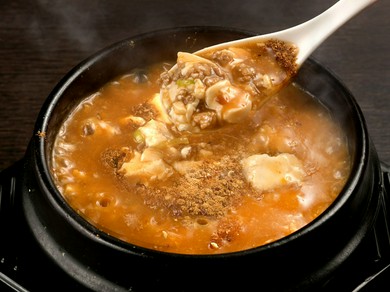 花椒など3種類の山椒をブレンドして使用。さっぱりとした痺れが心地よい後味を生む『麻婆豆腐』