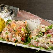 なめろうと聞くと味噌味が一般的ですが、それに加え珍しい塩味を用意。さっぱりした味わいは他ではなかなか味わえない逸品です。
※写真左が味噌、右が塩