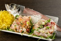 なめろうと聞くと味噌味が一般的ですが、それに加え珍しい塩味を用意。さっぱりした味わいは他ではなかなか味わえない逸品です。
※写真左が味噌、右が塩