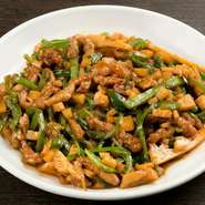 一般的には炒めてつくる料理。【常緑】では、肉に鶏のスープをしっかり吸わせてからつくられているので、肉がとても柔らかです。