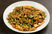 一般的には炒めてつくる料理。【常緑】では、肉に鶏のスープをしっかり吸わせてからつくられているので、肉がとても柔らかです。