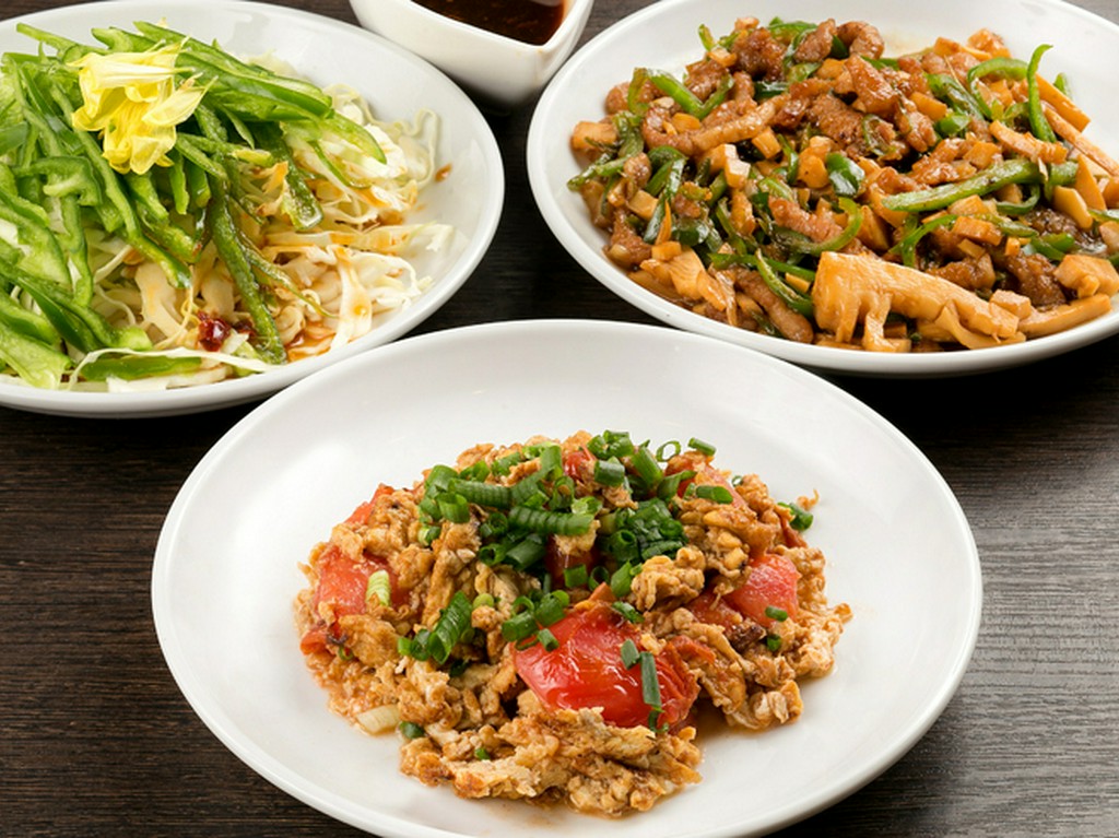 『トマト卵炒め』（写真中央）をはじめとする料理の数々