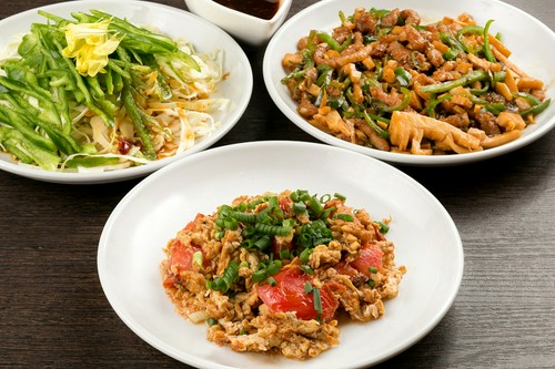 『トマト卵炒め』（写真中央）をはじめとする料理の数々