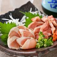 昭和62年に発見されたという、日本古来種である「会津地鶏」が味わえるお店は東京でもごくわずか。ほどよい甘さと濃い旨みを持つ地鶏と、すっきりとした飲み口の日本酒はまさに唯一無二の相性です。