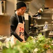 「店に来てくださったお客様には、気分よく楽しい時間を過ごして欲しい。」と伊藤氏。自分のつくった福島の郷土料理で笑顔になるゲストの顔を思い浮かべながら、厨房で腕をふるっているのだそう。