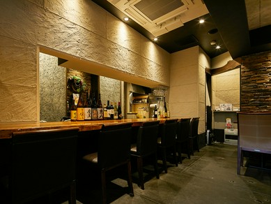 フラリと来店し、食事とお酒をひとり嗜む