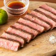 お肉をガッツリ食べたい時にはこちら。厳選された上質な和牛をレアに焼いています。柔らかいお肉を噛み締めた瞬間、肉汁があふれます。ソース、塩など、好みの食べ方で召し上がれ。