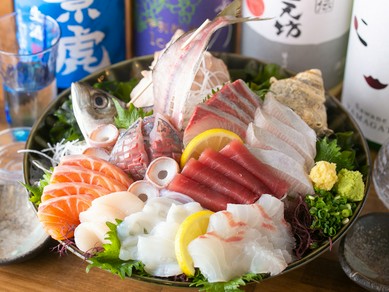お酒と合わせて「まずはこれ」と頼みたい『鮮魚盛り合わせ』