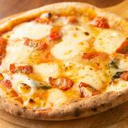 もちっ、さくっとした食感の、ナポリタイプの生地は癖になるおいしさ。専用のピザ窯で焼き上げられた、『シエナのピッツァ』はぜひとも食べてみたい一品です。