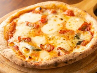 ナポリタイプのピザ生地は、もちっ、さくっと癖になるおいしさ『シエナのピッツァ』