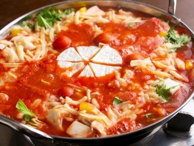 真ん中のチーズを溶かしながら食べるのがオススメ、『丸まるカマンベールのチーズたっぷりトマト鍋』