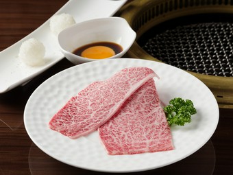 肉巻きご飯にしてシメに食べたいジューシーな『和牛特撰ザブトン焼きすき』